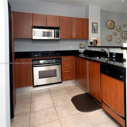 Buy this 1 bed condo on 258 South Lakeside Court in West Palm Beach, FL 33407