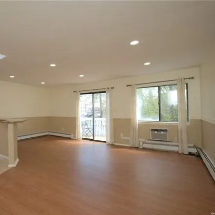 Image 2 - 45-12 220th Place, New York, NY 11361, USA - House for rent