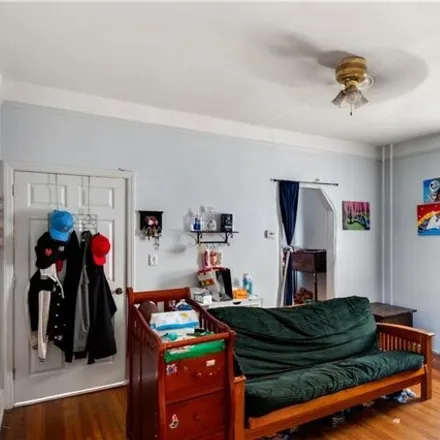Image 4 - 545 Vincent Avenue, New York, NY 10465, USA - House for sale