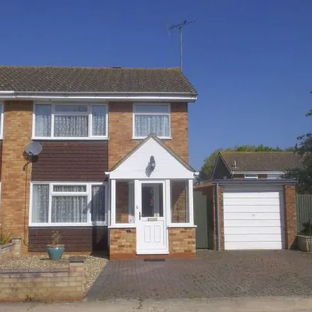 Rent this 3 bed duplex on Birkdale Close in Bletchley, MK3 7RF