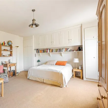 Rent this studio apartment on 122 Cambridge Street in London, SW1V 4EH