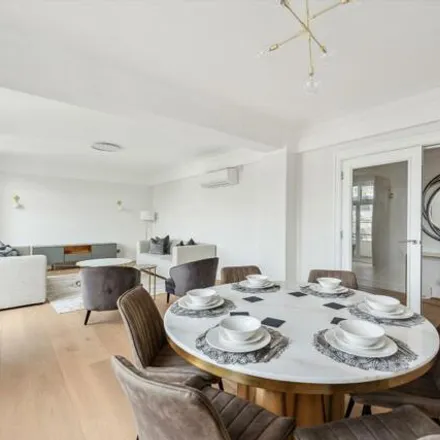 Image 1 - Chesterfield House, Chesterfield Gardens, London, W1J 7TL, United Kingdom - Room for rent