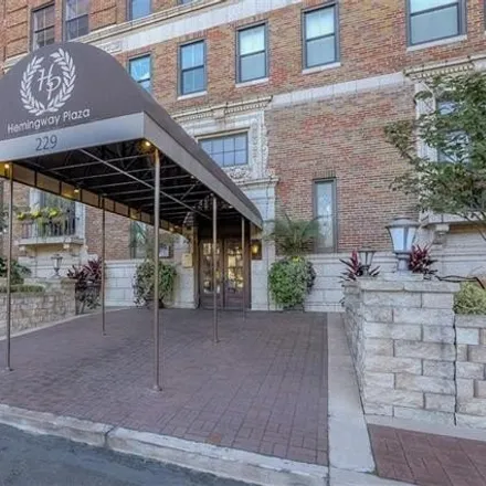 Image 2 - Hemingway Condominiums, 229 Ward Parkway, Kansas City, MO 64112, USA - Condo for sale