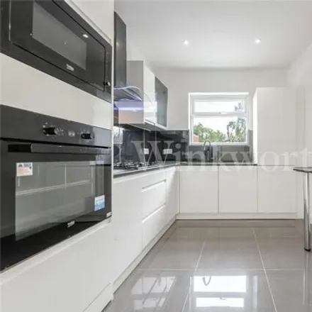 Rent this 3 bed room on Hallswelle Road in London, NW11 0DJ