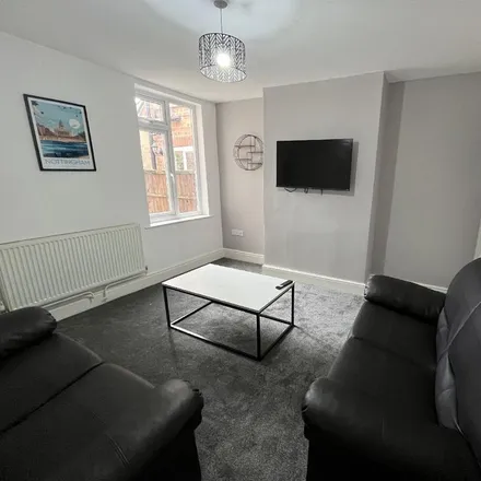 Rent this 4 bed room on 51 City Road in Beeston, NG9 2LQ