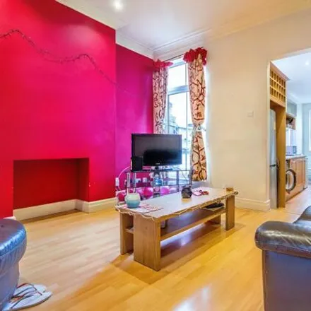 Rent this 5 bed townhouse on Thurlow Road in Leicester, LE2 1YE