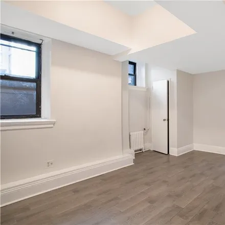 Image 2 - 240 Martine Avenue, City of White Plains, NY 10601, USA - Apartment for rent