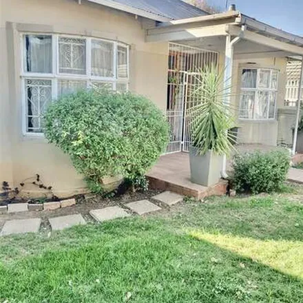 Rent this 3 bed apartment on 50 York Road in Johannesburg Ward 118, Johannesburg