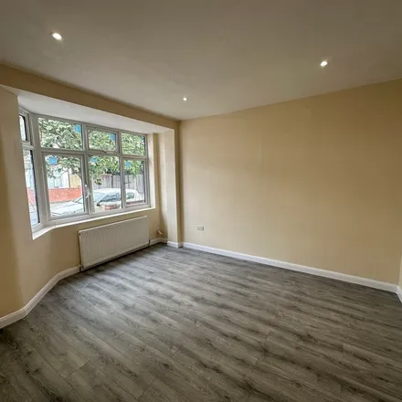 Rent this 4 bed townhouse on Dowsett Road in London, N17 9AL