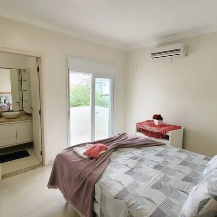Rent this 3 bed house on Agronômica in Florianópolis - SC, 88025-500