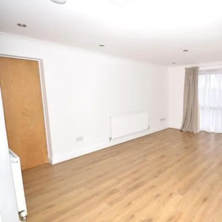 Buy this 1 bed apartment on Oldegate House in Victoria Avenue, London
