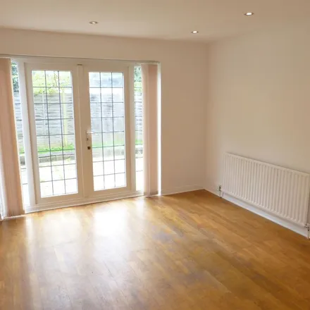 Image 3 - 19 Glenhill Close, London, N3 2JS, United Kingdom - Apartment for rent