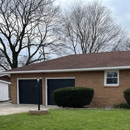 Buy this 3 bed house on 1206 Sunset Drive in Peru, IL 61354