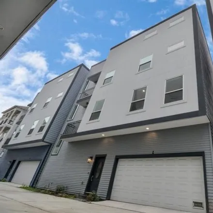 Buy this studio townhouse on 1159 West 16th Street in Houston, TX 77008