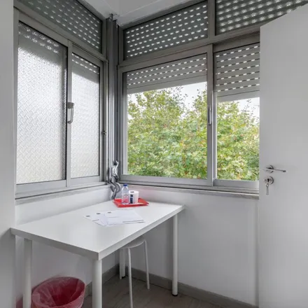 Rent this 9 bed apartment on Praceta das Roiçadas in 2700-363 Amadora, Portugal