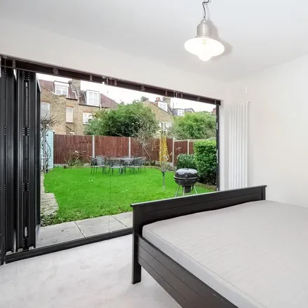 Rent this 3 bed apartment on 270 Ferme Park Road in London, N8 9BL
