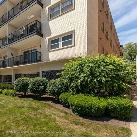 Image 4 - 8001 Lockwood Ave Apt 306, Skokie, Illinois, 60077 - Condo for sale