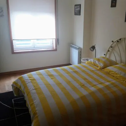 Rent this 3 bed room on Rua de Pinto Bessa 550 in 4000-065 Porto, Portugal