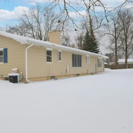 Image 2 - 34200 Edgewater Drive, Paw Paw Township, MI 49079, USA - House for sale