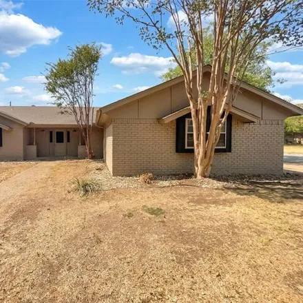 Buy this 3 bed house on 1305 Glenhaven Drive in Cleburne, TX 76033