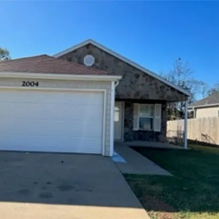Rent this 3 bed house on 2004 Pinewoods Drive in Rogers, AR 72758