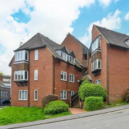 Image 2 - Mount Court, Portsmouth Road, Guildford, GU2 4BW, United Kingdom - Apartment for rent