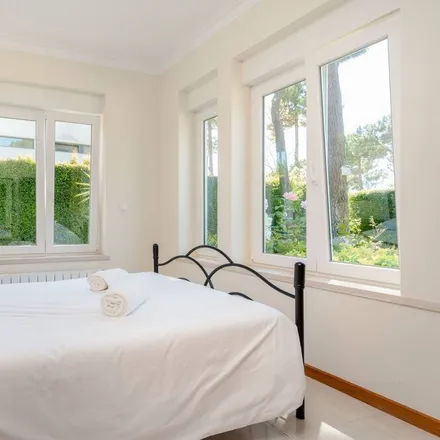 Rent this 5 bed house on Quinta do Portugal in Charneca de Caparica e Sobreda, Almada
