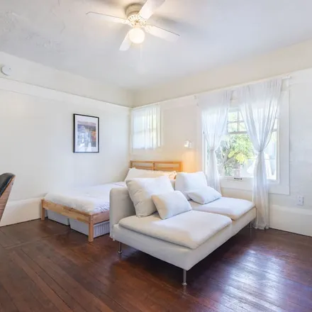 Rent this studio apartment on Oakland