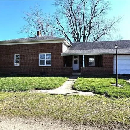 Buy this 3 bed house on 870 East Julia Street in Clinton, IL 61727