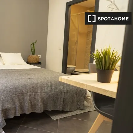 Rent this 4 bed room on Carrer d'en Quintana in 7, 08002 Barcelona