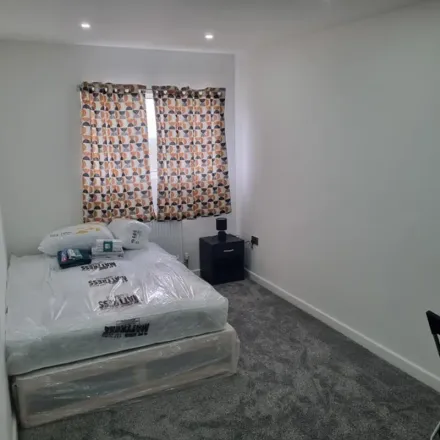 Rent this 3 bed apartment on The Drive in London, IG1 3PJ