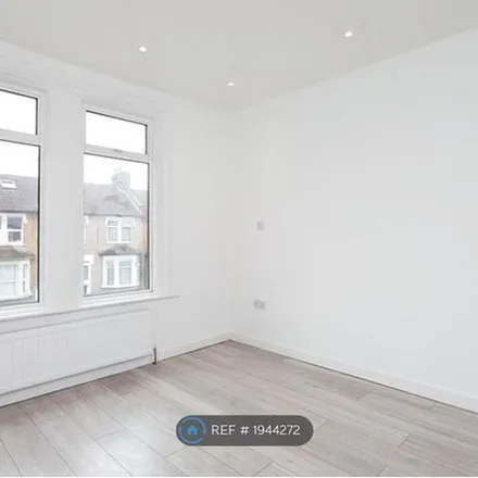 Rent this 3 bed townhouse on 19 Howard Road in London, IG1 2EX