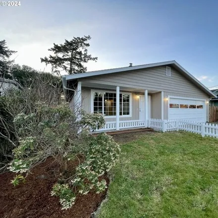 Image 3 - 945 Augustine Street, Coos Bay, OR 97420, USA - House for sale