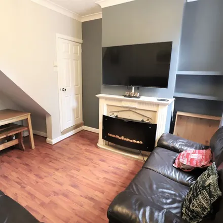 Rent this 4 bed townhouse on 10 Duke Street in Newcastle-under-Lyme, ST5 1NE