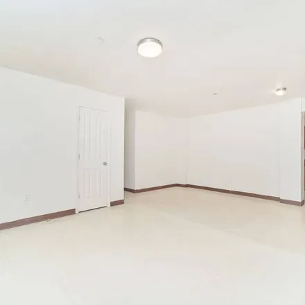 Image 3 - 2464 Hoffman Street, New York, NY 10458, USA - Apartment for rent