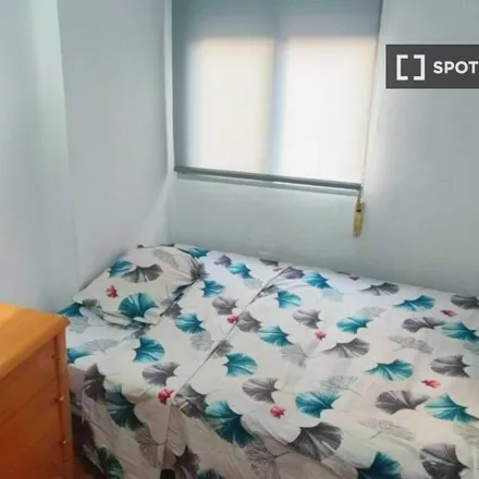 Rent this 3 bed room on 218 Salvador Ferrandis Luna - Joan Baptista Vives in Carrer d'Olimpia Arozena Torres (Professora), 46018 Valencia