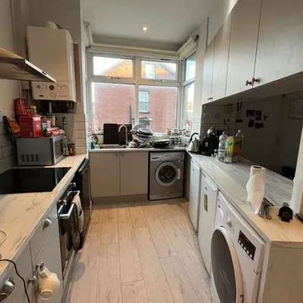 Rent this 6 bed apartment on Beechwood Place in Leeds, LS4 2LS