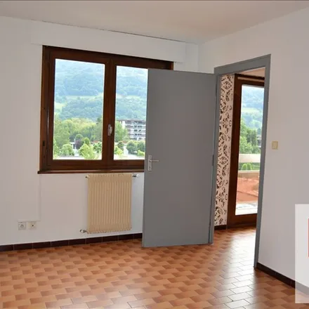 Image 3 - 92 Place Charles De Gaulle, 74300 Cluses, France - Apartment for rent