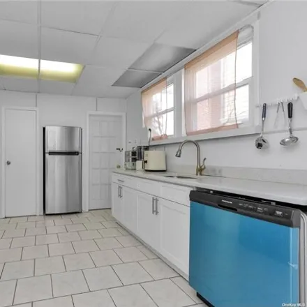 Image 5 - 38-19 219th Street, New York, NY 11361, USA - House for sale