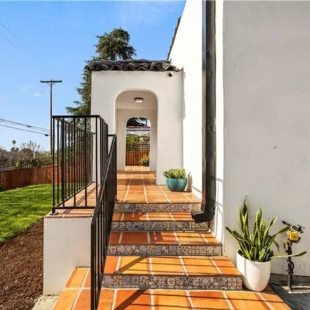 Image 2 - 2327, 2329 West Avenue 33, Los Angeles, CA 90851, USA - House for sale