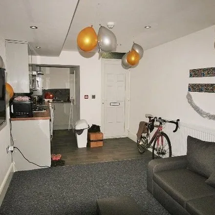 Image 2 - Delph Lane, Leeds, LS6 2HQ, United Kingdom - Apartment for rent