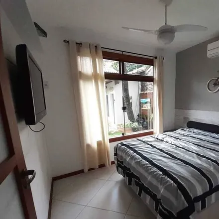 Rent this 3 bed house on RJ in Rua Solimões, Várzea