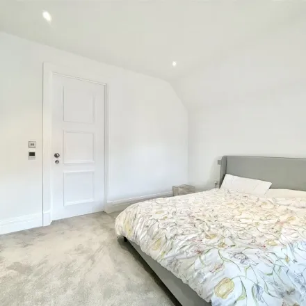 Image 7 - Whistler Drive, London, EN4 0FB, United Kingdom - Apartment for rent