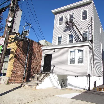 Rent this 3 bed apartment on 151 Lake Avenue in City of Yonkers, NY 10703