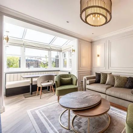 Rent this 2 bed apartment on Royal Crescent Gardens in Royal Crescent, London