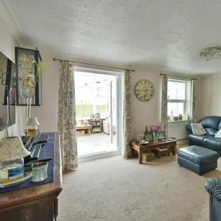 Image 5 - 11 Beacon Hill, Bexhill-on-Sea, TN39 5DF, United Kingdom - House for sale
