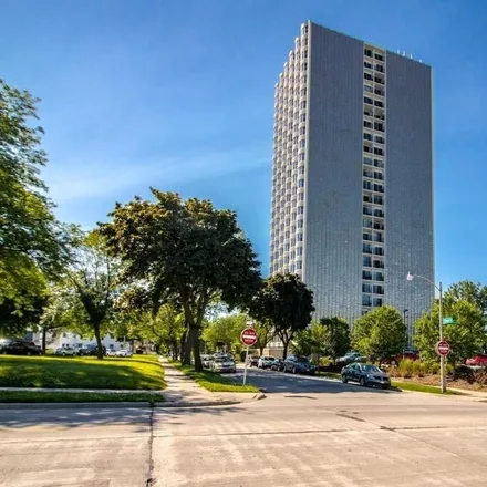 Image 3 - 2525 South Shore Drive, Milwaukee, WI 53207, USA - Condo for sale