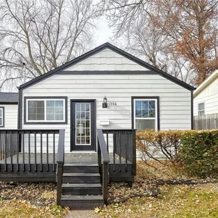 Buy this 2 bed house on 2678 Garfield Avenue in Des Moines, IA 50317