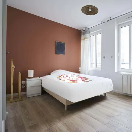 Rent this 3 bed room on 86 Rue Jeanne d'Arc in 59046 Lille, France