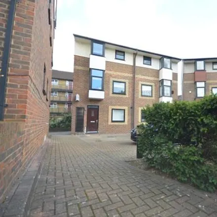 Rent this 5 bed townhouse on 72 Barnfield Place in Millwall, London